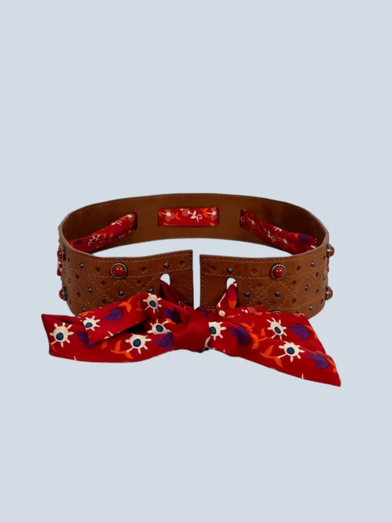 Cintura in pelle con pietre e foulard in seta, 80.