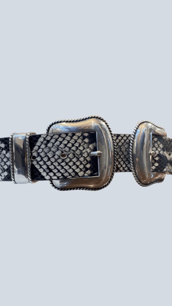 The belt cintura in pelle stampa pitone con doppia fibbia., foto 4 di 5