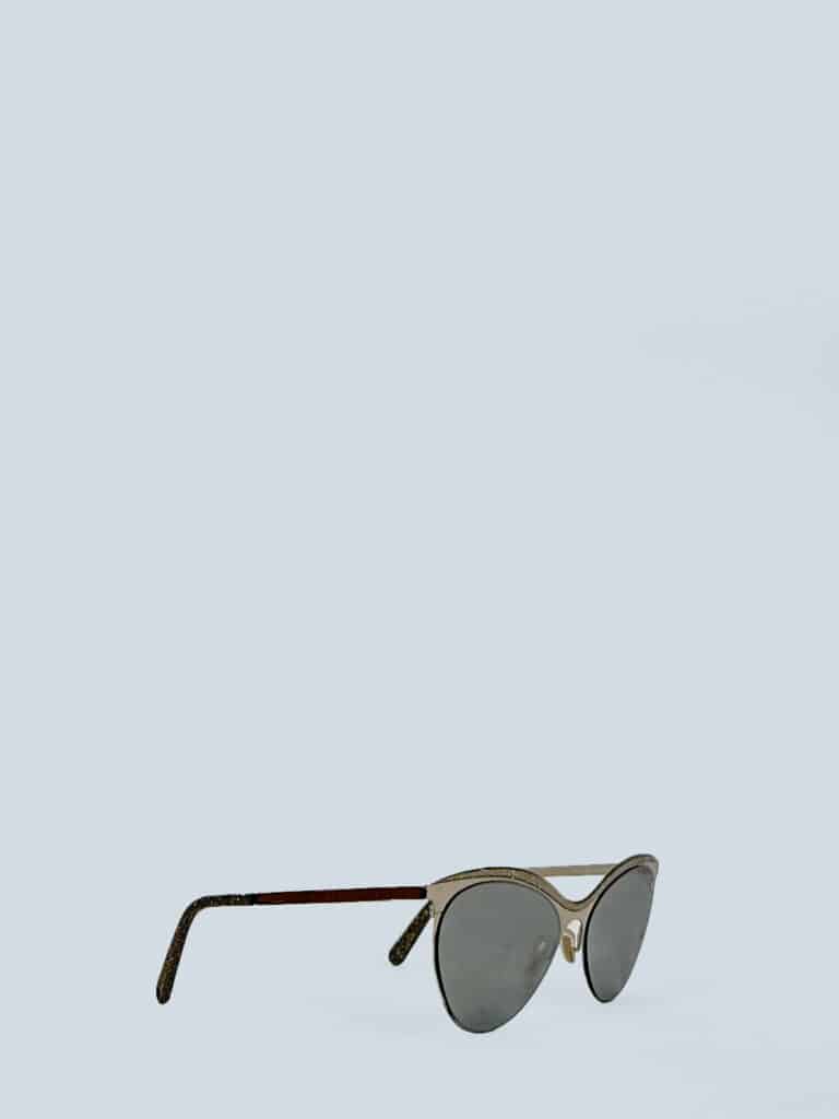Occhiali da sole cat eye in metallo con glitter.