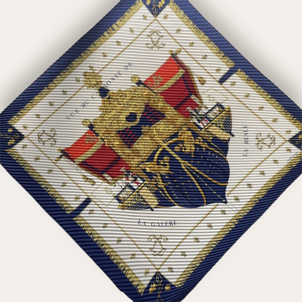 Foulard in seta plissè “La Galère”., foto 2 di 4