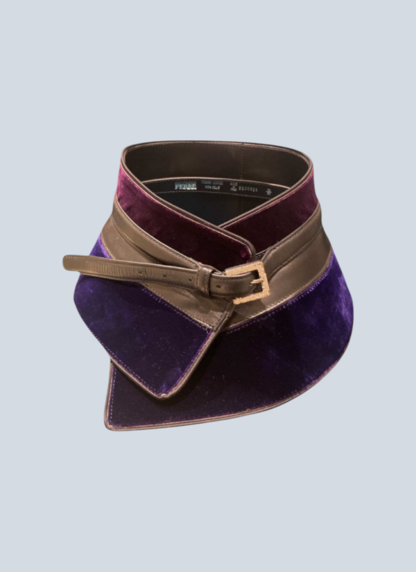 <b>Gianfranco Ferrè</b> <br> maxi cintura rigida in velluto con fibbia in strass.