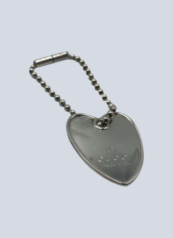 <b>Gucci</b> <br> portachiavi con charm in argento a cuore.