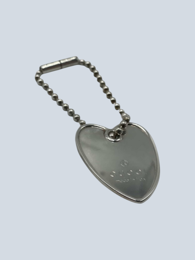 Portachiavi con charm in argento a cuore.