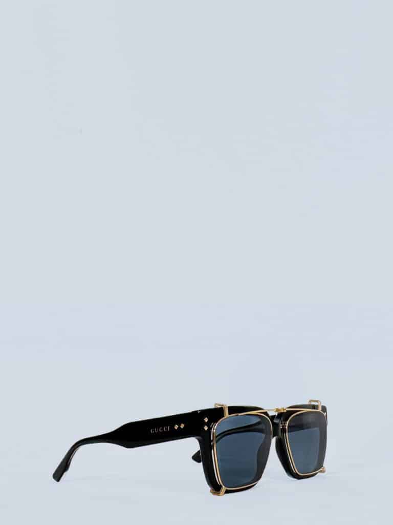 Gucci occhiali da sole squadrati in acetato nero e metallo dorato.
