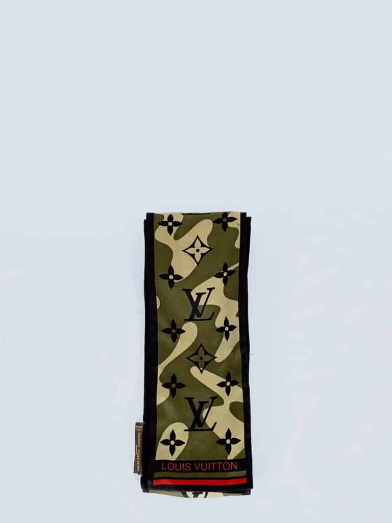 Louis Vuitton x Takashi Murakami bandeau in seta monogram camouflage.