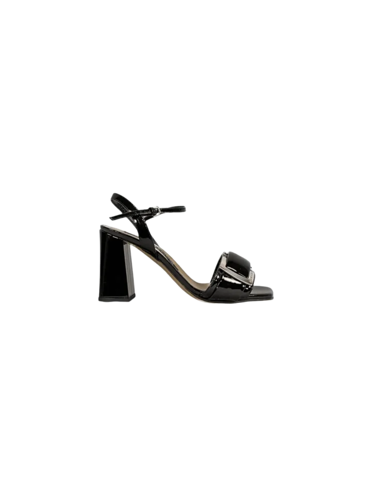 Patent leather buckle sandals.