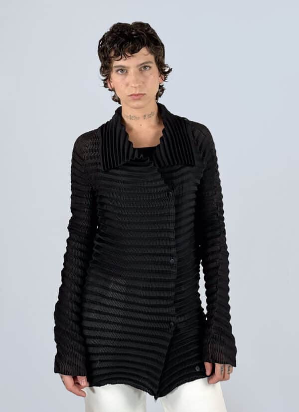 <b>Issey Miyake</b> <br> camicia plissè tridimensionale, 2.