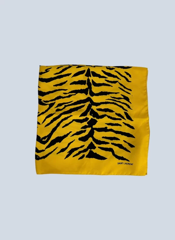 <b>Saint Laurent</b><br> foulard in seta animalier.