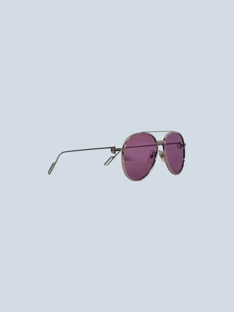 Occhiali da sole aviator con lenti rosa.