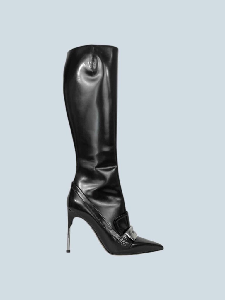 Brushed leather boots with buckle, 37.