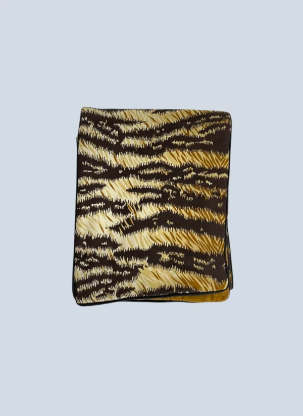 <b>Dolce&Gabbana</b> <br> sciarpa reversibile in velluto e seta stampa animalier.