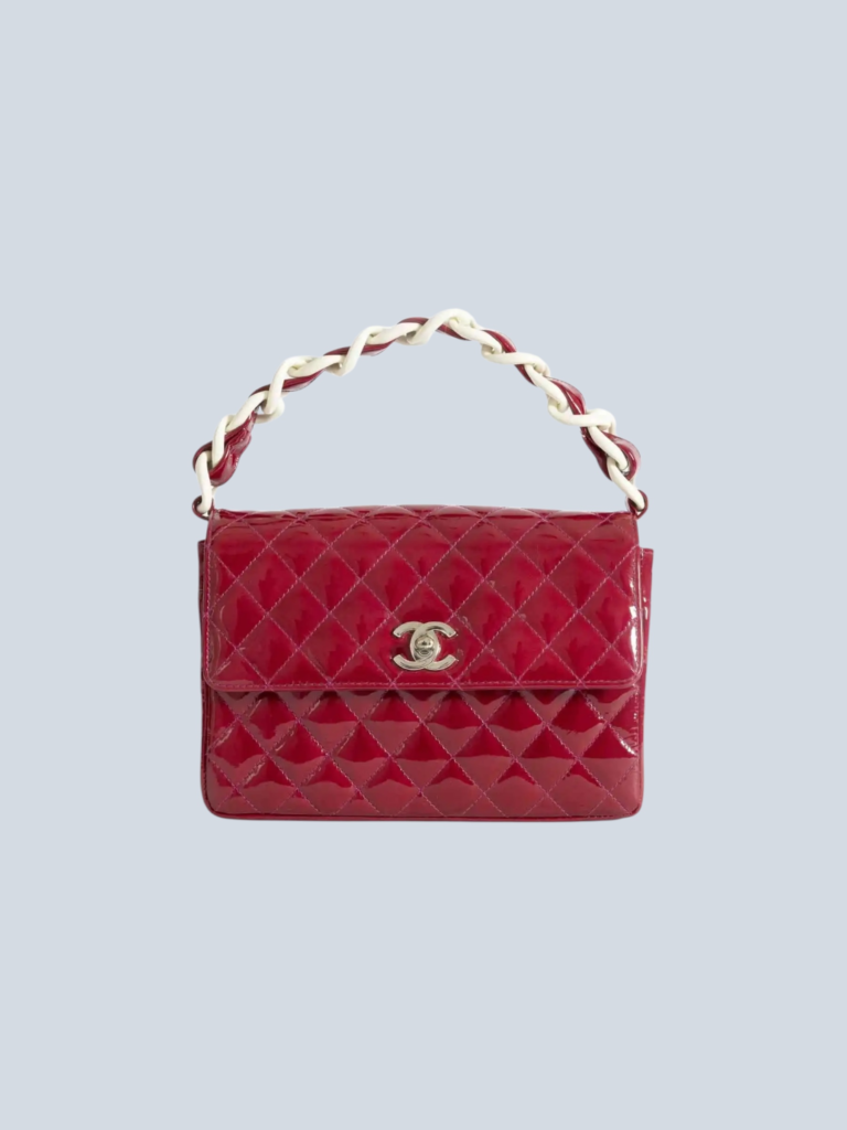 Borsa a mano in vernice matelassé con manico in acetato.