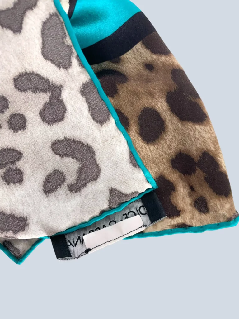 Carré in seta con stampa animalier., foto 4 di 5
