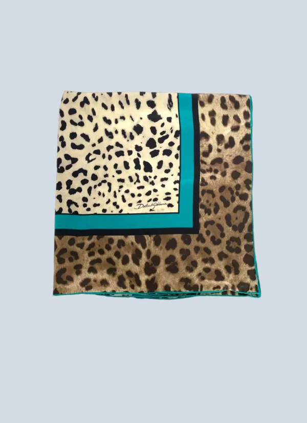 <b>Dolce&Gabbana</b><br> foulard in seta con stampa animalier.
