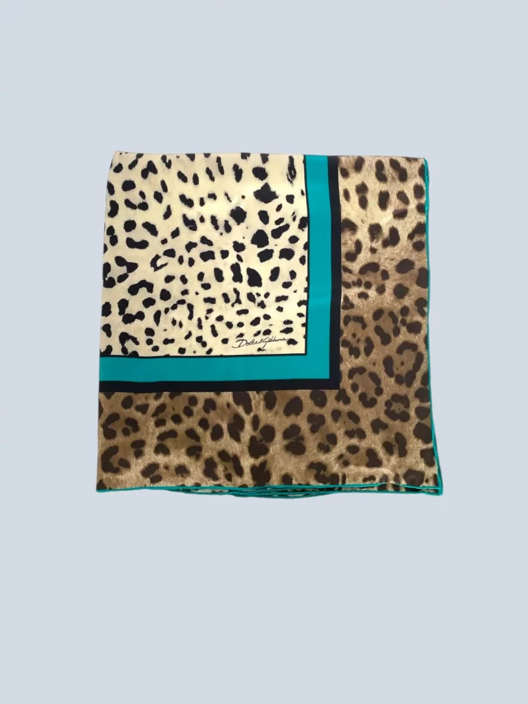 Carré in seta con stampa animalier.