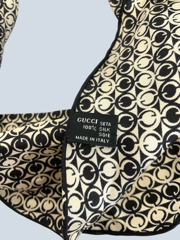 Foulard in seta con stampa logo all over., foto 4 di 4