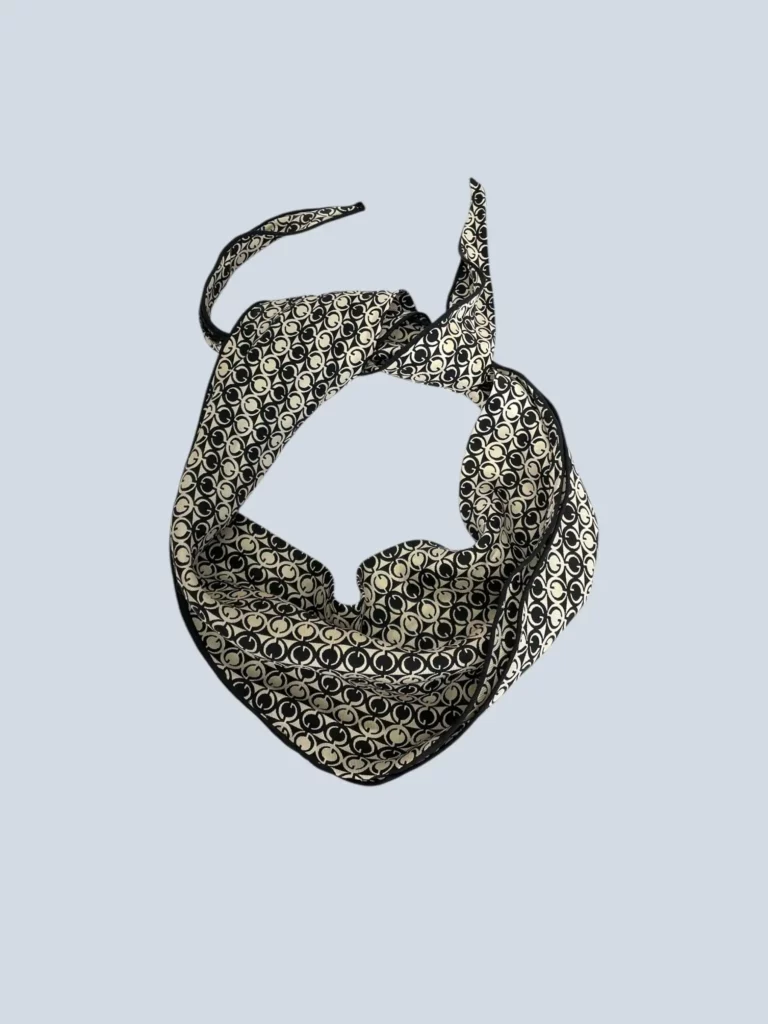 Foulard in seta con stampa logo all over.