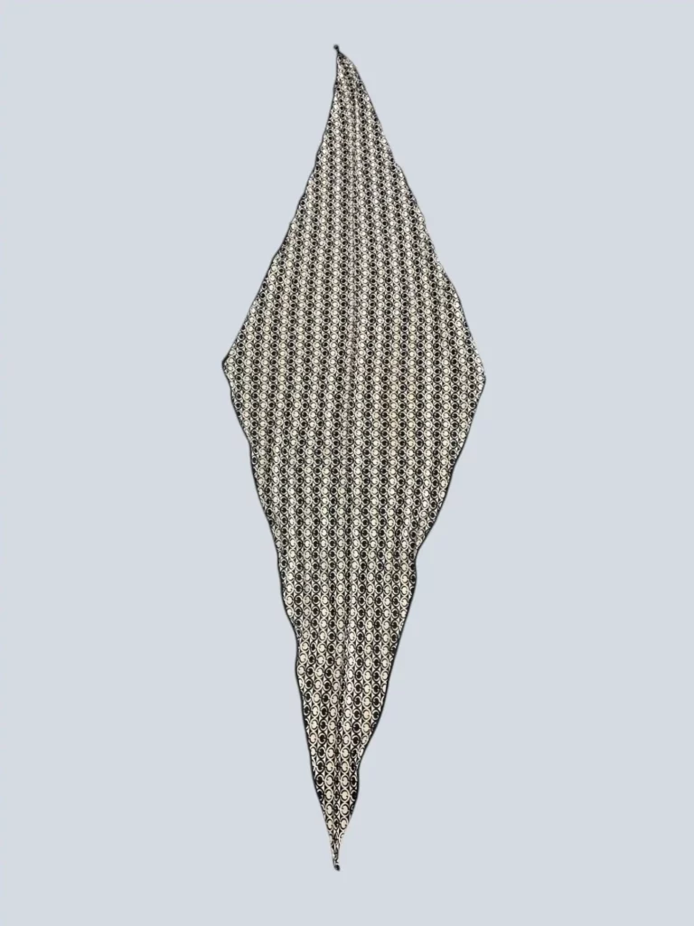 Foulard in seta con stampa logo all over., foto 2 di 4