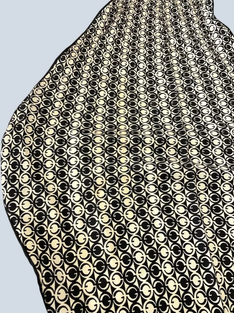 Foulard in seta con stampa logo all over., foto 3 di 4