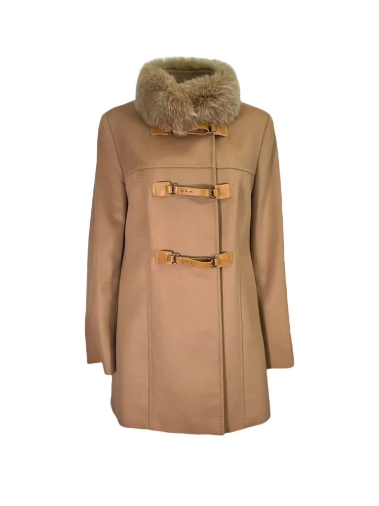 Studio, cappotto in cachemire con collo in volpe.