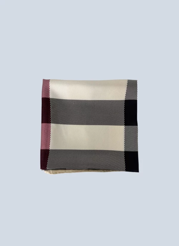 <b>Burberry</b> <br>carré in seta con stampa check.
