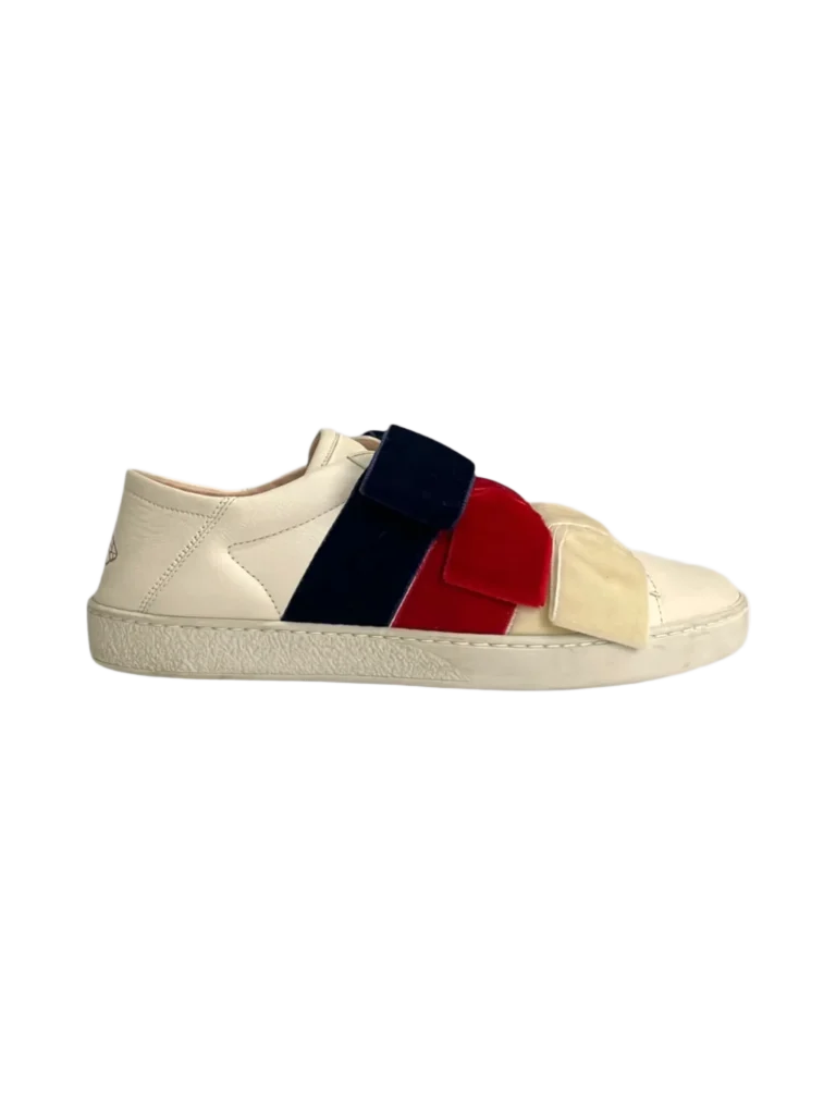 Sneakers in pelle con fiocchi velluto.