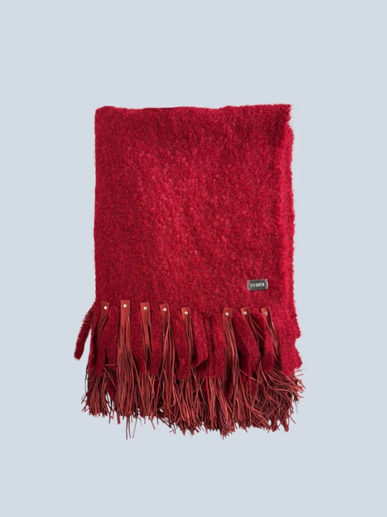 Scialle in lana mohair con frange in pelle.