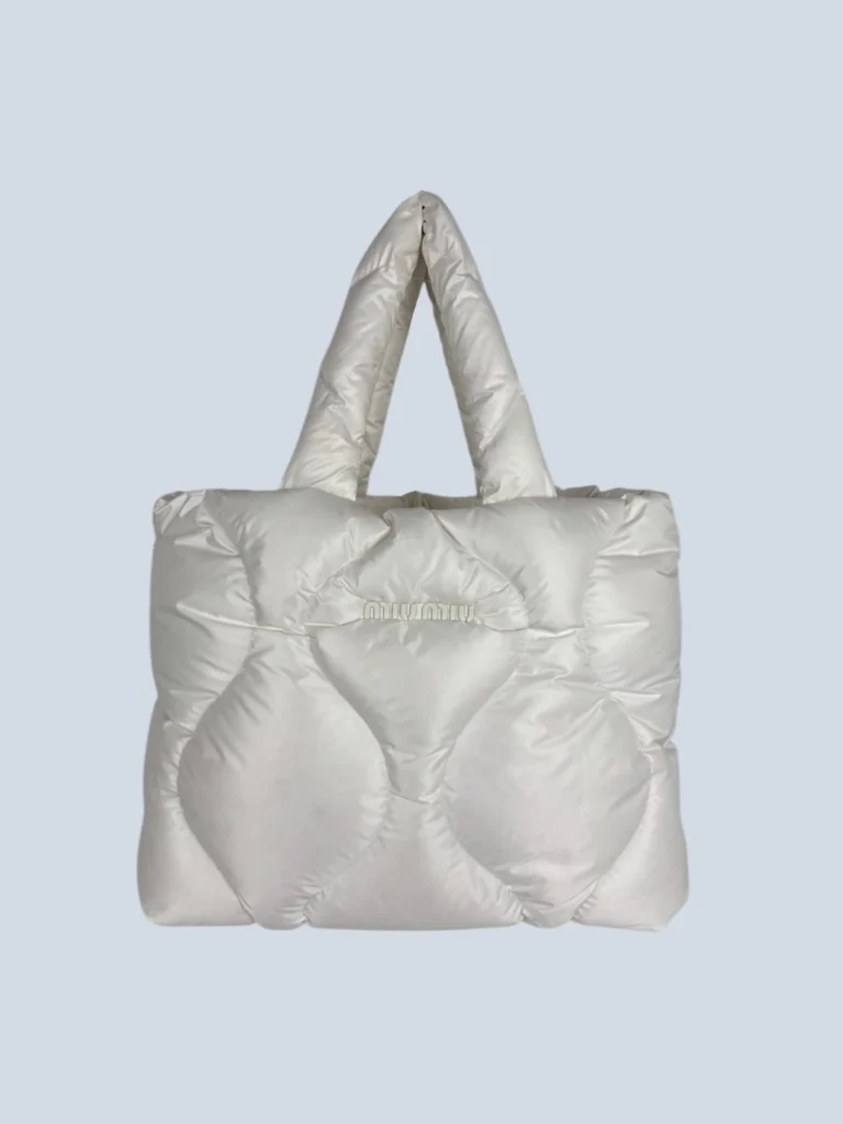 Borsa a spalla in nylon imbottito.