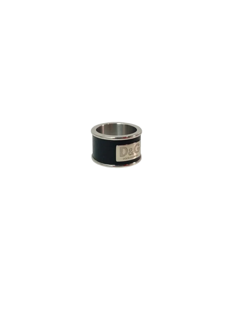 Anello in metallo e pelle.
