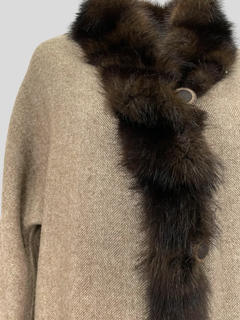 Cappotto lungo in cachemire e pelliccia reversibile., foto 9 di 12