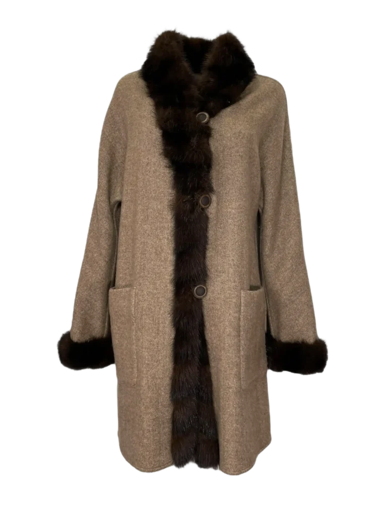 Cappotto lungo in cachemire e pelliccia reversibile.