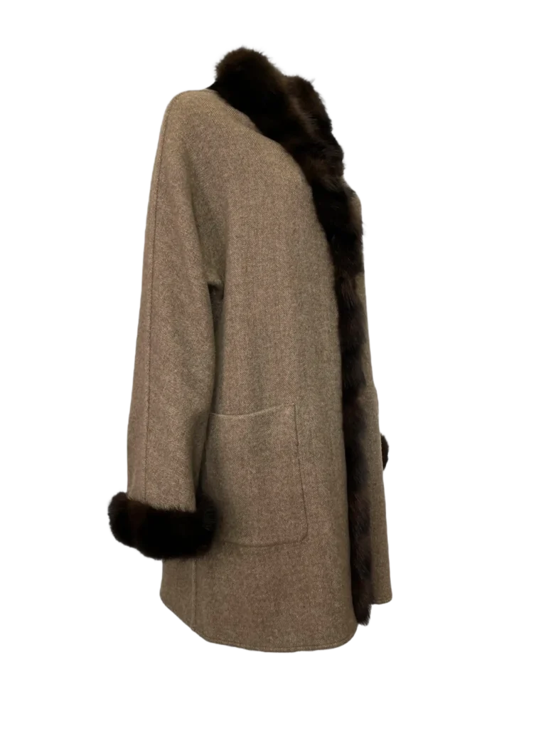 Cappotto lungo in cachemire e pelliccia reversibile., foto 3 di 12