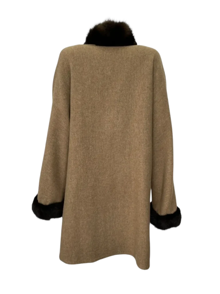 Cappotto lungo in cachemire e pelliccia reversibile., foto 8 di 12