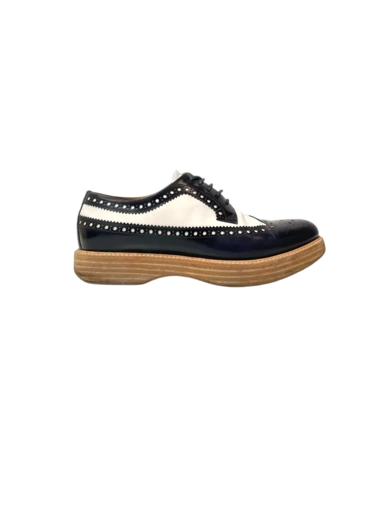 Leather lace-up shoes with rubber sole.