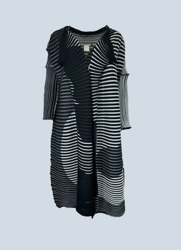 <b>Issey Miyake</b><br> maxi cardigan plissè fantasia optical, 2.