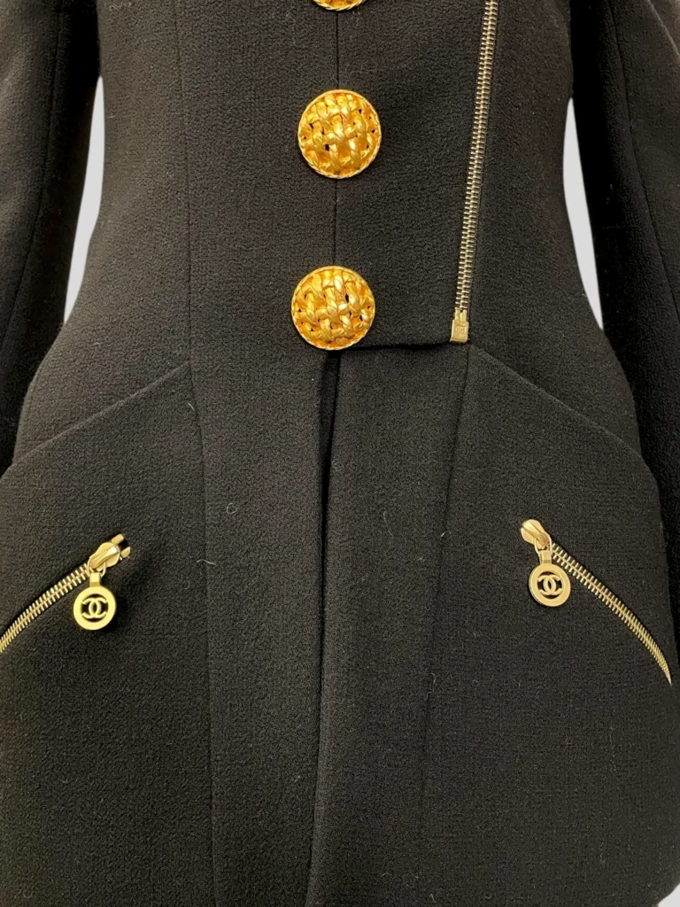 Tailleur in lana con bottoni gioiello., foto 5 di 9