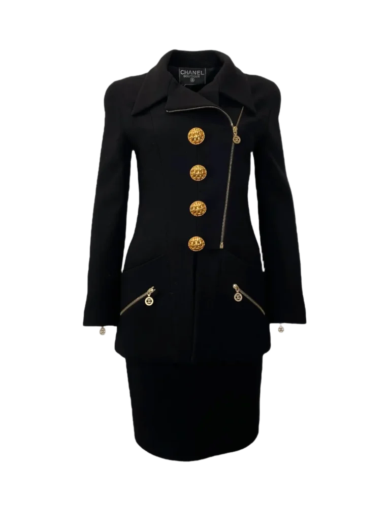 Tailleur in lana con bottoni gioiello.
