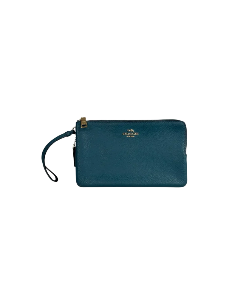 Pochette in pelle martellata.