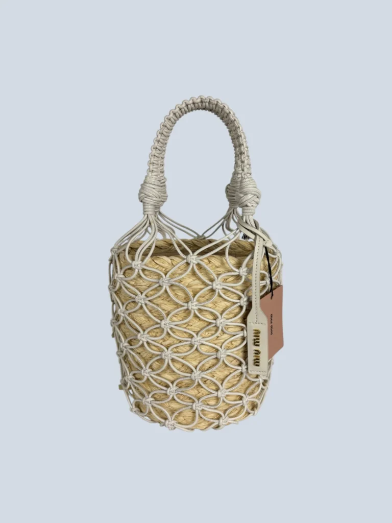 Borsa a mano bucket in rafia e pelle.