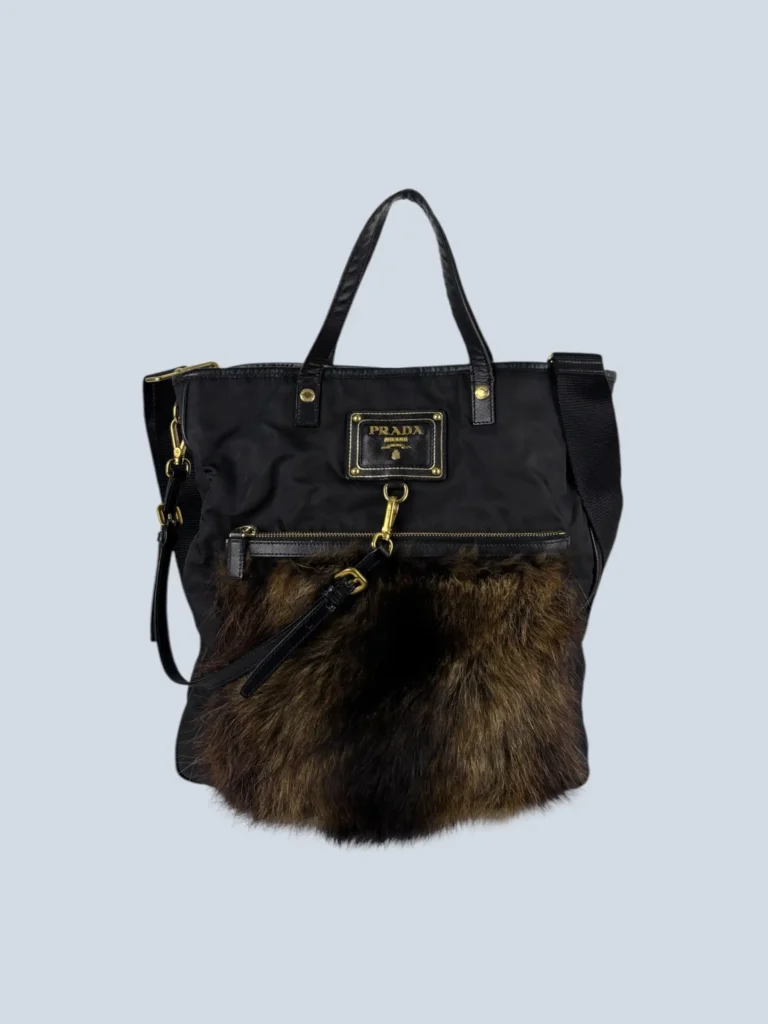 Borsa a spalla in nylon e pelliccia.