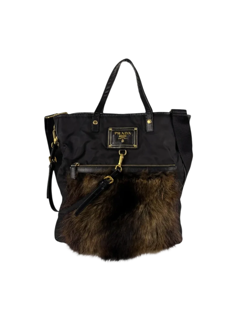 Borsa a spalla in nylon e pelliccia.