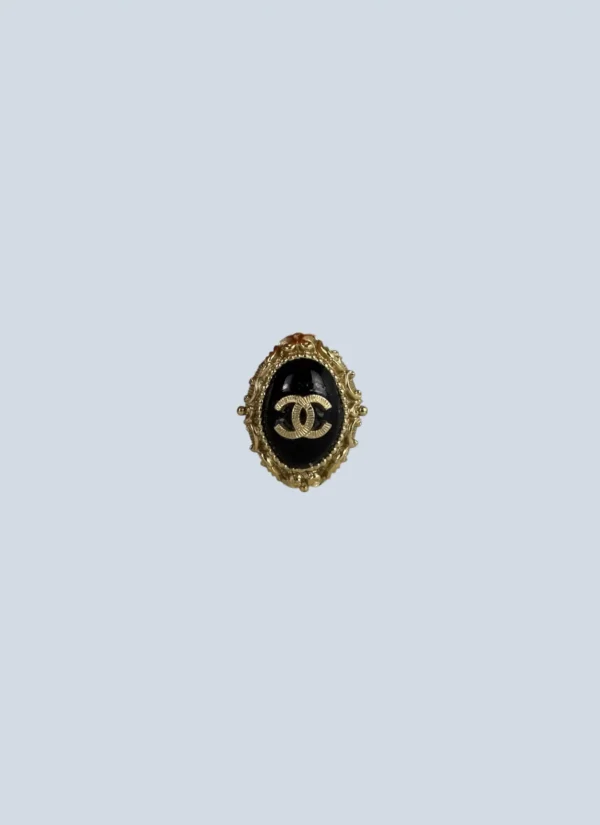 <b>Chanel</b> <br> anello con logo in metallo.
