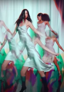Nel video di Potion Dua Lipa indossa un abito Roberto Cavalli della f/w 2000
