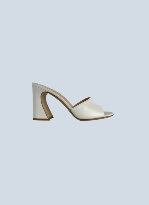 <b>Gianvito Rossi</b> <br> mules in pelle, 38.5.