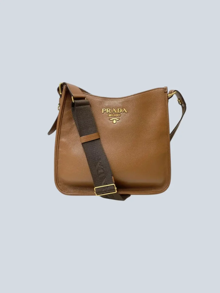 Borsa a tracolla in pelle martellata logo lettering., foto 2 di 13