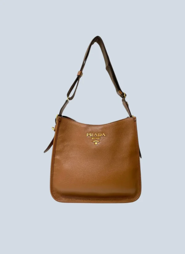 <b>Prada</b><br> borsa a tracolla in pelle martellata logo lettering.