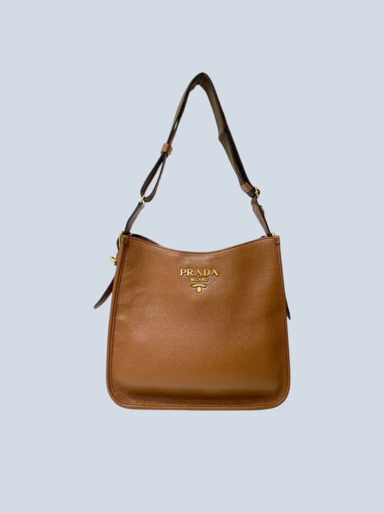 Borsa a tracolla in pelle martellata logo lettering.
