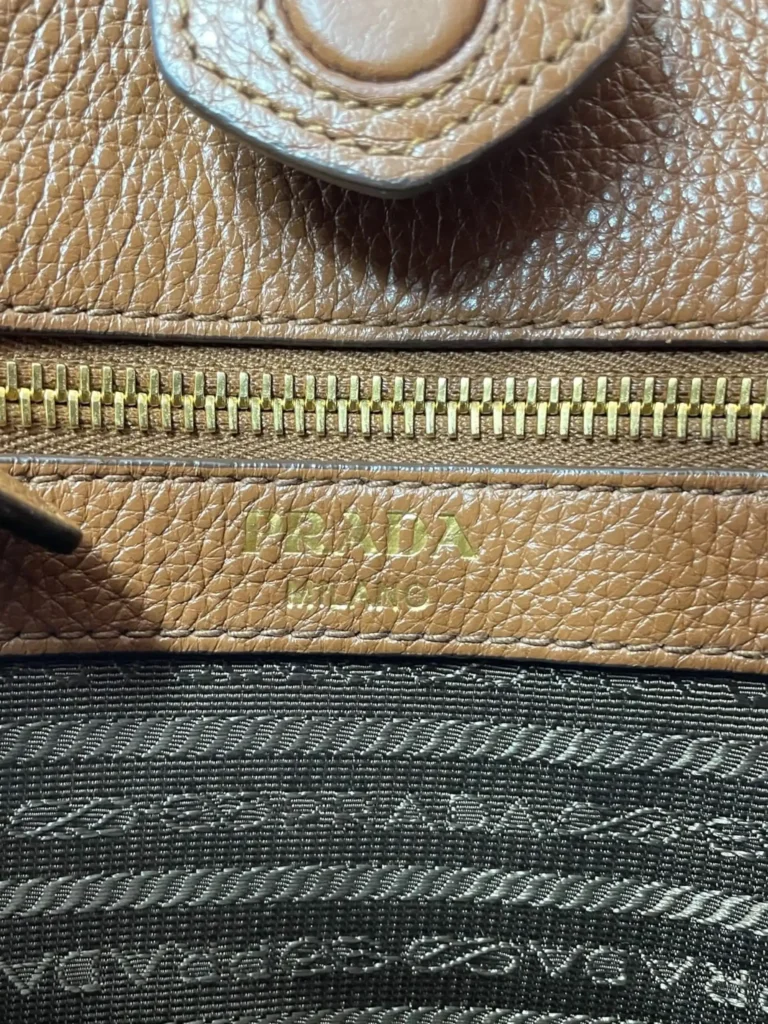 Borsa a tracolla in pelle martellata logo lettering., foto 10 di 13