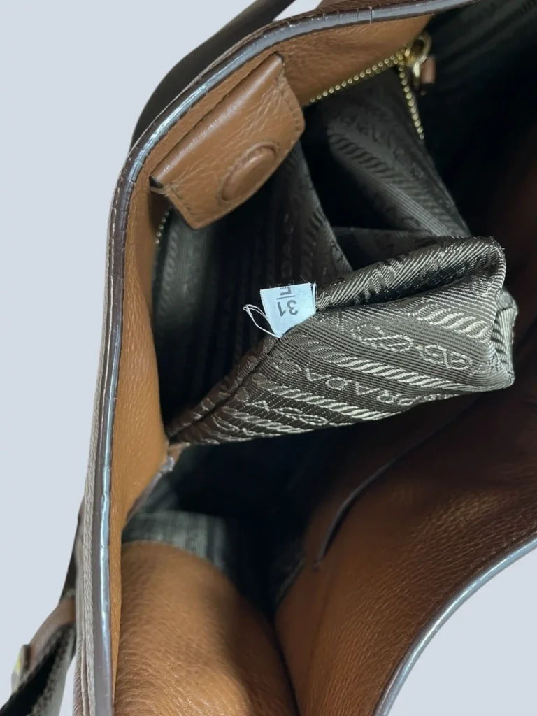 Borsa a tracolla in pelle martellata logo lettering., foto 11 di 13