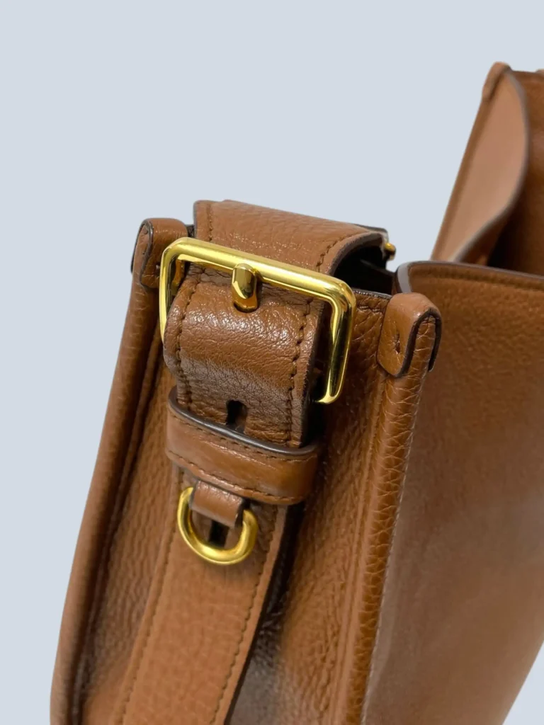 Borsa a tracolla in pelle martellata logo lettering., foto 12 di 13